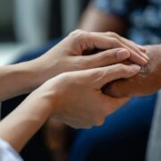 Was ist Care-Arbeit Bedeutung, unbezahlt geleistete Sorgearbeit und ihre Verteilung